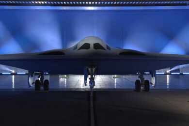 Novo bombardeiro furtivo dos EUA, B-21 Raider é revelado