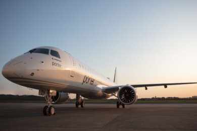 Embraer E195-E2 estreia voo para Los Angeles, na Califórnia