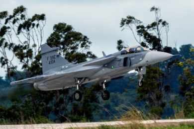 Após 16 anos de espera, FAB recebe primeiros caças F-39 Gripen
