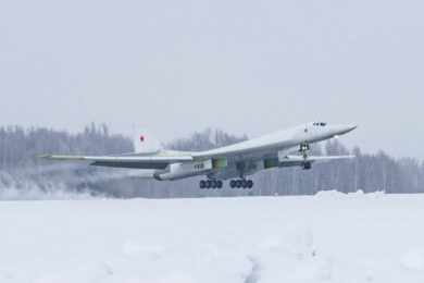 Sem avião “invisível” PAK DA, Rússia se apoia em velhos bombardeiros Tu-22M3 e Tu-160M