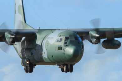 KC-130 Hercules da FAB tenta localizar tripulante de navio que caiu no Oceano Atlântico
