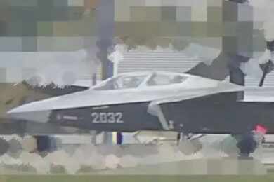 Surge nova imagem do caça chinês J-20 na versão de dois lugares