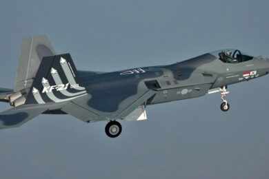 Caça sul-coreano KF-21 Boramae terá produção iniciada mesmo antes de testes serem concluídos