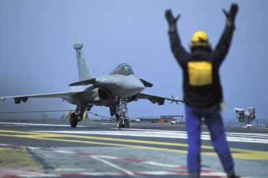 Índia e França fecham acordo por 26 caças navais Dassault Rafale