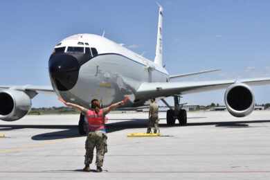 O que faz o WC-135R, jato militar dos EUA que voou pela costa brasileira nesta semana?
