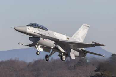 Nova versão do caça F-16 completa primeiro voo