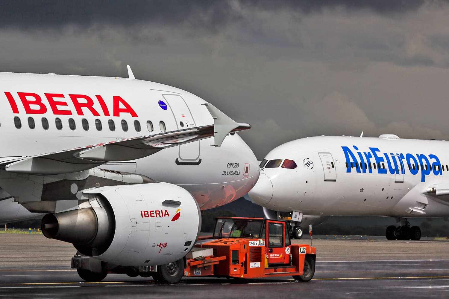 Aviões da Iberia e Air Europa (Dawlad Ast/AerosAsturias Sotters)