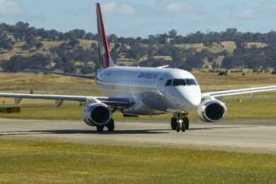 Companhia aérea australiana fecha megacompra de 30 jatos E190 que estão nos EUA