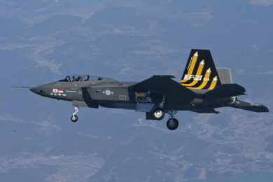 O KF-21 de dois lugares em voo
