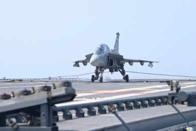 Caça indiano HAL Tejas completa primeiro pouso no porta-aviões Vikrant