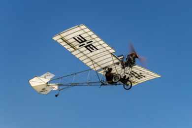 Grife Hangar 33 compra raro Demoiselle, ultraleve criado por Santos Dumont