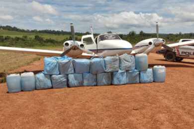 FAB intercepta bimotor com 400 kg de cocaína no Mato Grosso