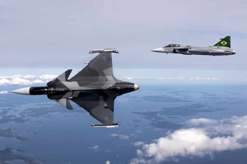 Caças Gripen E da Suécia e do Brasil