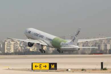 Primeiro do mundo: Boeing 777 convertido em cargueiro voa em Israel