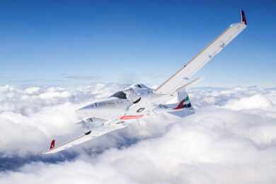Escola de pilotos da Emirates compra três bimotores Diamond DA42-VI