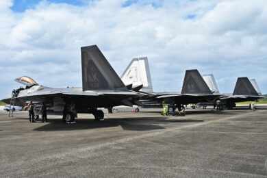 Caças F-22 Raptor fazem inédito exercício a partir de pequena ilha no Pacífico