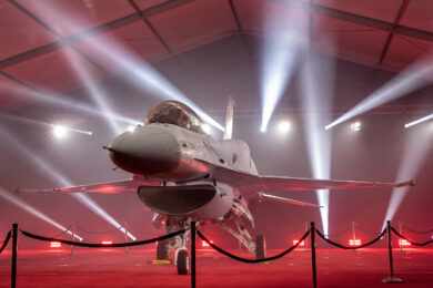 Lockheed faz entrega simbólica do primeiro caça F-16 Bloco 70