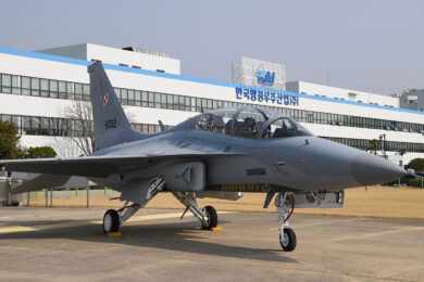Primeiro caça leve FA-50 da Polônia é revelado