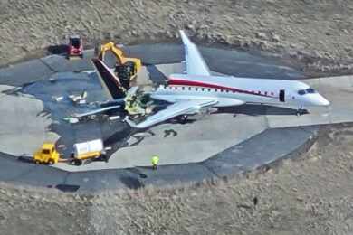 Um dos protótipos do SpaceJet M90 sendo destruído nos EUA