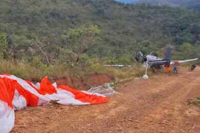 Paraquedas da aeronave Cirrus SR22 salva seis pessoas após pane neste sábado em Minas