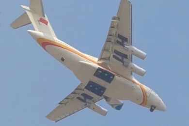 Cargueiro chinês Y-20 é visto com motor do jato comercial C919 da Comac