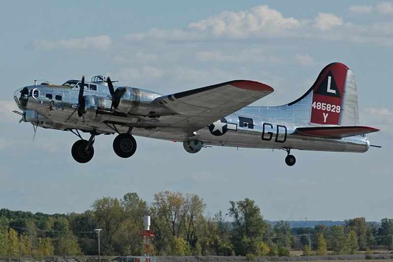 B-17 Yankee Lady em pleno voo; avião foi produzido pela Boeing no fim da Segunda Guerra Mundial, mas nunca entrou em combate