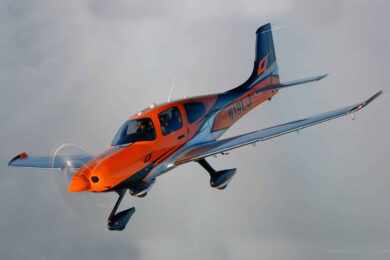Cirrus celebra entrega de 9.000 aviões da série SR