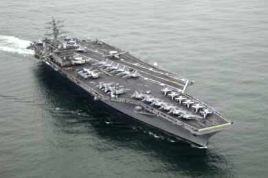 Marinha dos EUA confirma aposentadoria do porta-aviões USS Nimitz para 2025