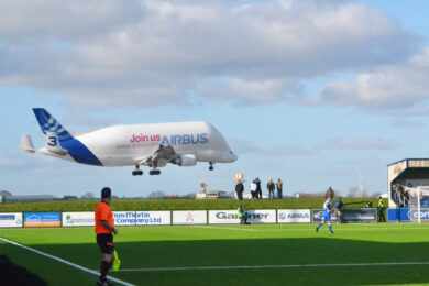 Bom com aviões, nem tanto com a bola nos pés: conheça o time de futebol da Airbus