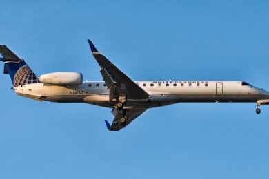 Jato Embraer ERJ 145 é atingido por pássaros em ambos os motores mas conclui voo nos EUA