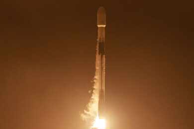 Foguete Falcon 9, da SpaceX, coloca nanossatélite da Embraer em órbita