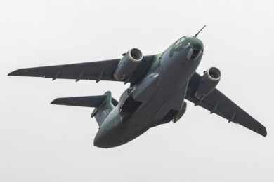Delegação austríaca está na LAAD negociando compra do KC-390 com a Embraer