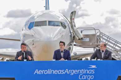 Aerolíneas Argentinas recebe primeiro Boeing 737-800BCF cargueiro