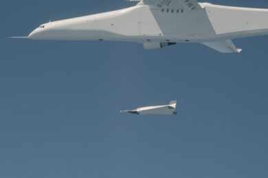 Maior avião do mundo, Roc faz primeiro lançamento de veículo em voo