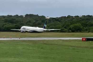 Jato E195-E2 da Azul sai da pista no Aeroporto de Salvador