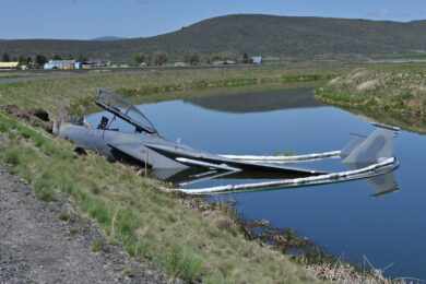 Caça F-15D dos EUA escapa da pista e cai em canal de irrigação