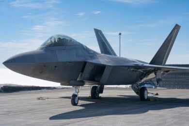 Caça F-22 Raptor severamente danificado volta a voar após cinco anos