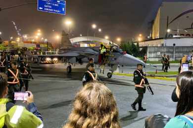 Novos Gripens da FAB são transportados para o Aeroporto de Navegantes