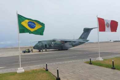 Militares do Peru conhecem e voam no Embraer KC-390 da Força Aérea Brasileira
