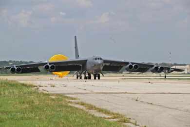 O primeiro B-52 a ser modernizado já está com a Boeing