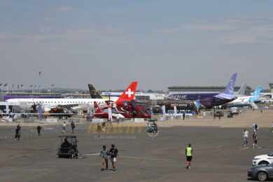 Airbus, Boeing e Embraer levam ‘garotas-propagandas’ de seus aviões em Le Bourget