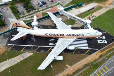 Antigo Boeing 747 é transformado em shopping center na Malásia
