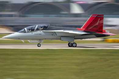 Força Aérea dos EUA recebe o primeiro treinador supersônico Boeing T-7 Red Hawk