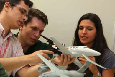 “Fábrica de engenheiros”: Embraer oferece bolsa de R$ 5 mil para estudantes de mestrado