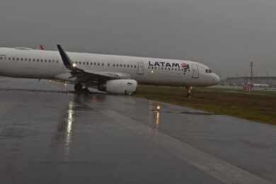 Avião da LATAM sai da pista e fica atolado no aeroporto de Florianópolis