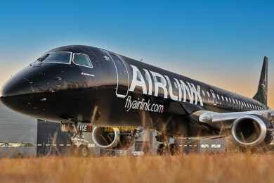 Companhia aérea sul-africana AirLink apresenta pintura especial em avião da Embraer