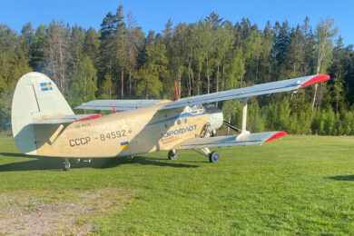 Vídeo: antigo avião Antonov An-2 bate em árvores após decolar de pista improvisada na Suécia