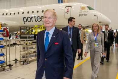 Administrador da NASA visita fábrica da Embraer em São José dos Campos