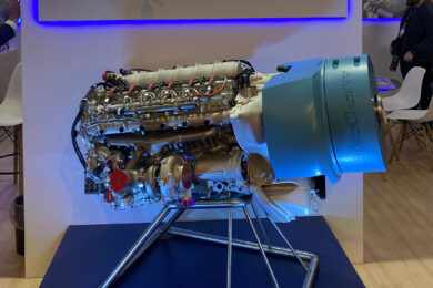 Azul Conecta apresenta motor híbrido para aviões regionais na Labace