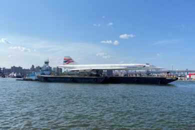 Concorde do Intrepid Museum “navegou” por Nova York até o local onde será restaurado